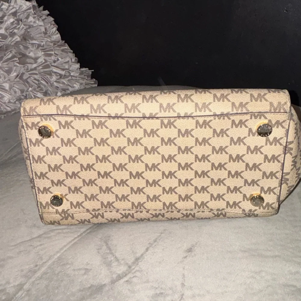 Michael Kors Tan and Cream MK Satchel - Picture 3 of 5